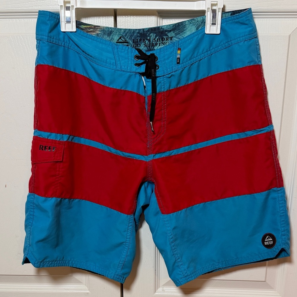 Reef Men’s Blue and Red Colorblock Swim Trunks. Size 33